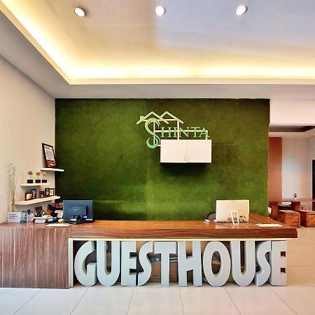 Shinta Guesthouse Malang Buitenkant foto