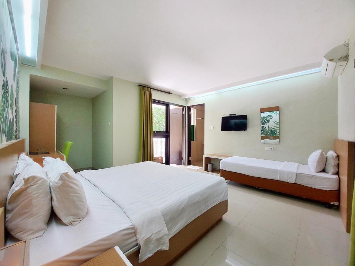 Shinta Guesthouse Malang Buitenkant foto