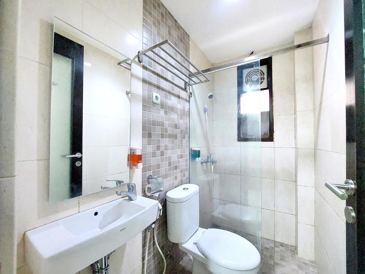 Shinta Guesthouse Malang Buitenkant foto