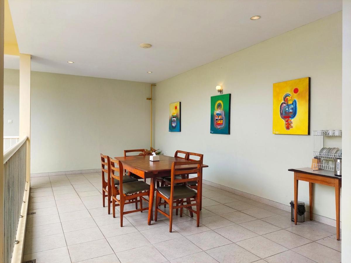 Shinta Guesthouse Malang Buitenkant foto