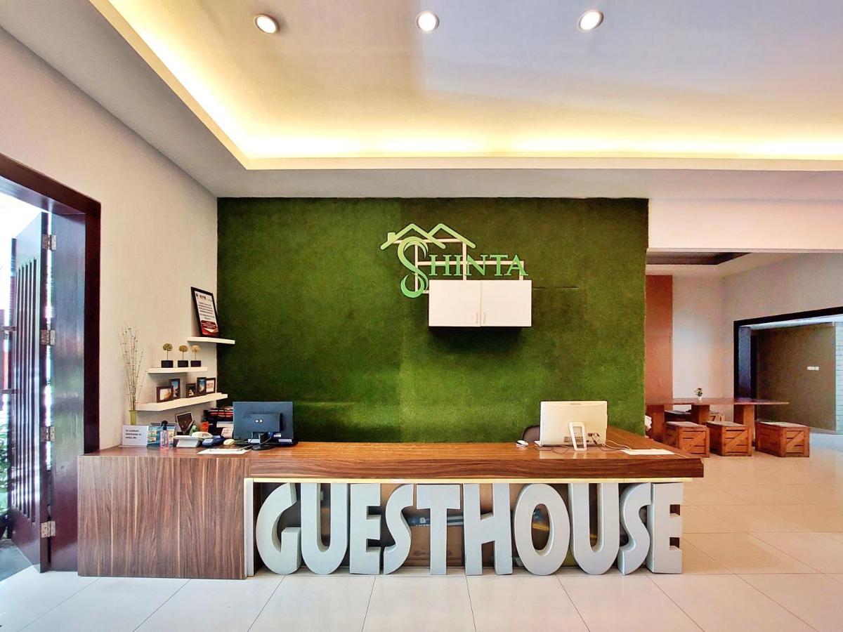 Shinta Guesthouse Malang Buitenkant foto