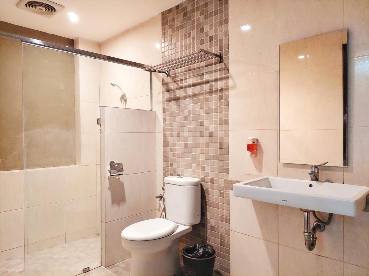 Shinta Guesthouse Malang Buitenkant foto