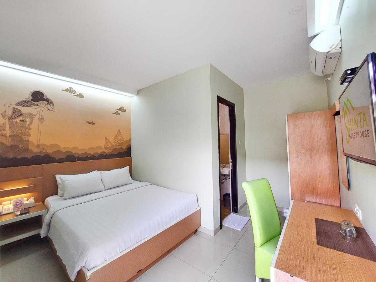 Shinta Guesthouse Malang Buitenkant foto