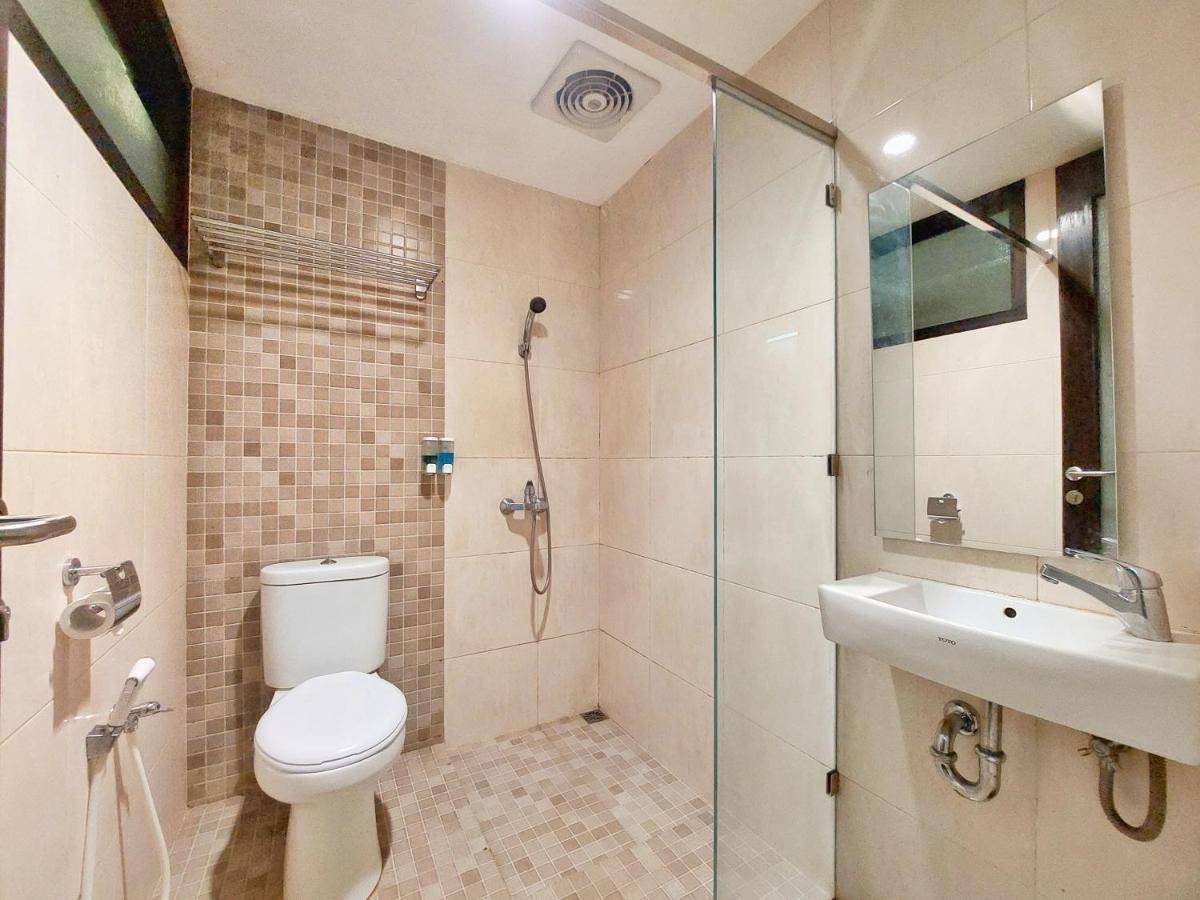 Shinta Guesthouse Malang Buitenkant foto