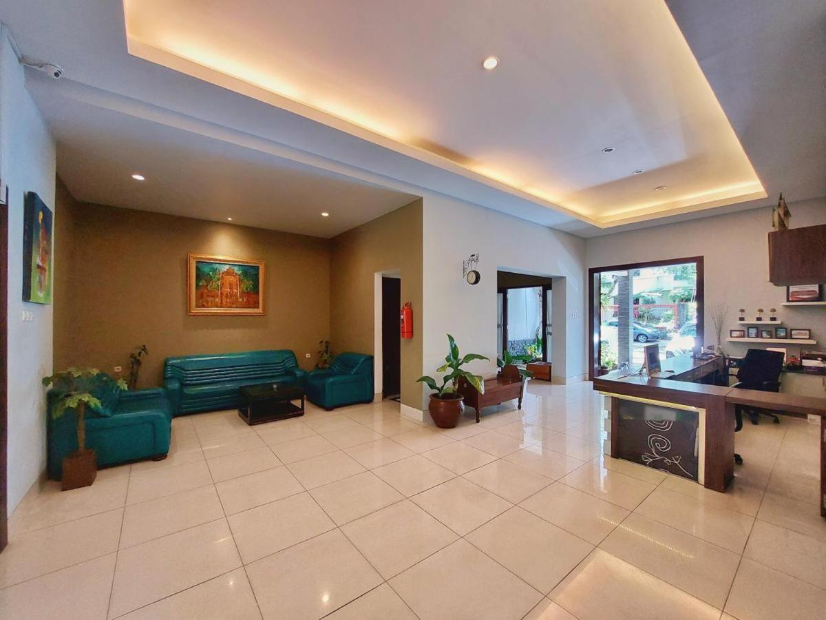 Shinta Guesthouse Malang Buitenkant foto