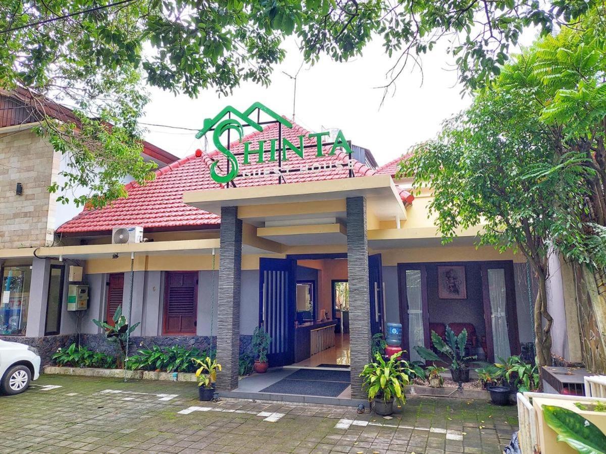 Shinta Guesthouse Malang Buitenkant foto