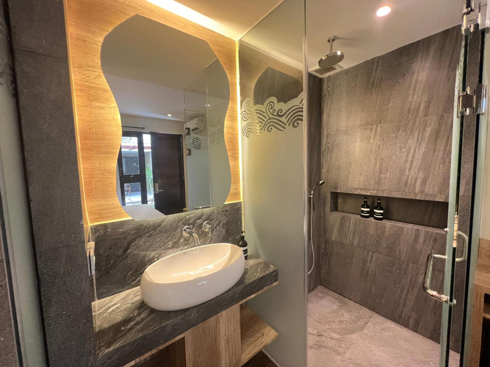 Shinta Guesthouse Malang Buitenkant foto