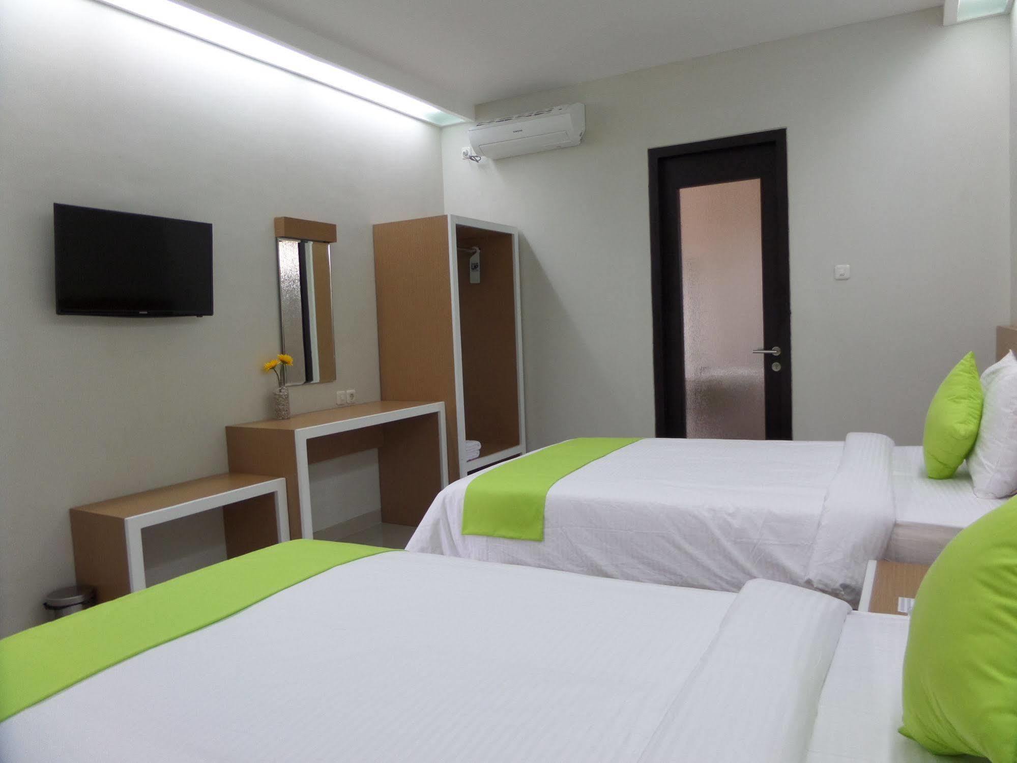 Shinta Guesthouse Malang Buitenkant foto