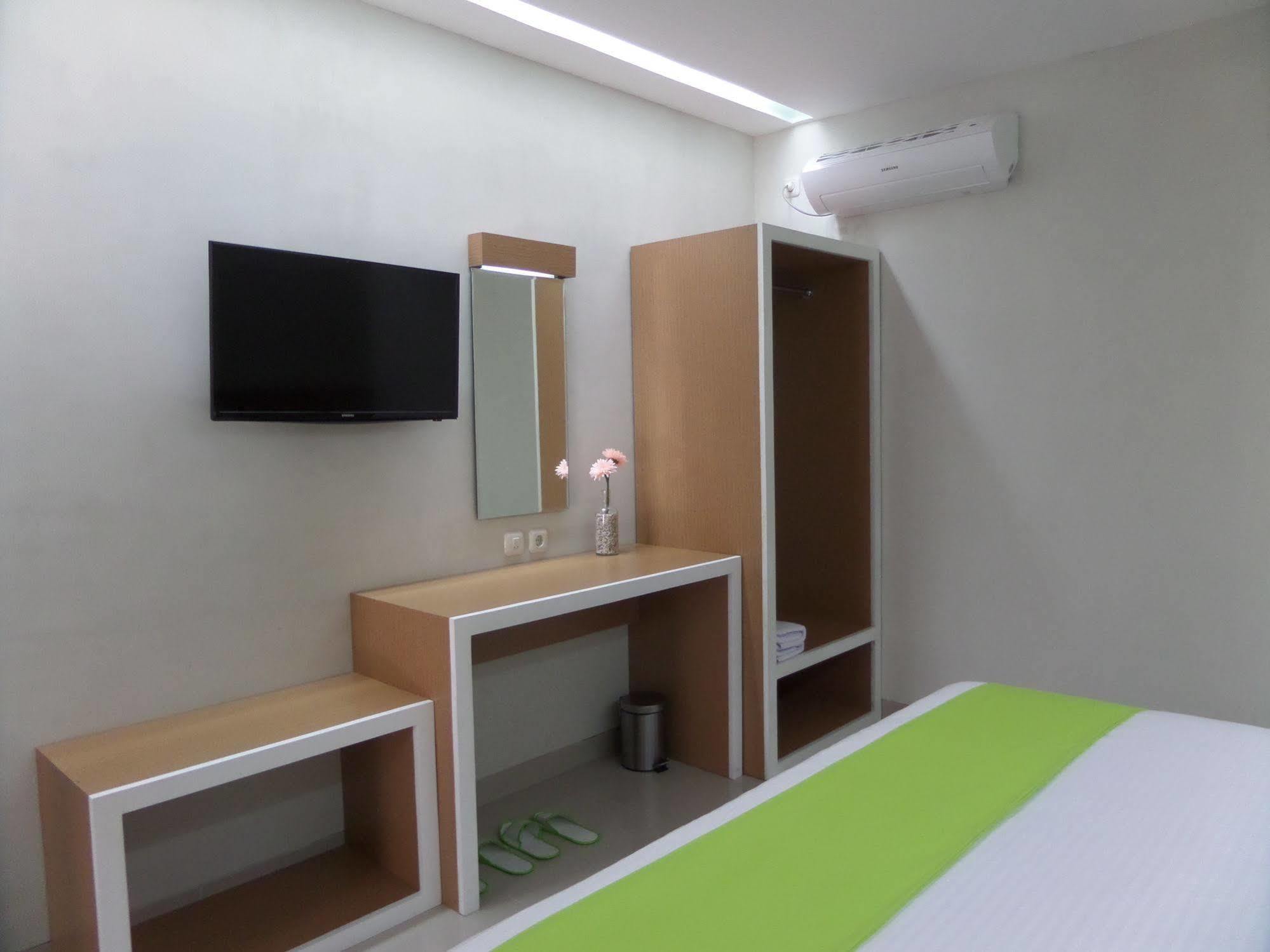 Shinta Guesthouse Malang Buitenkant foto