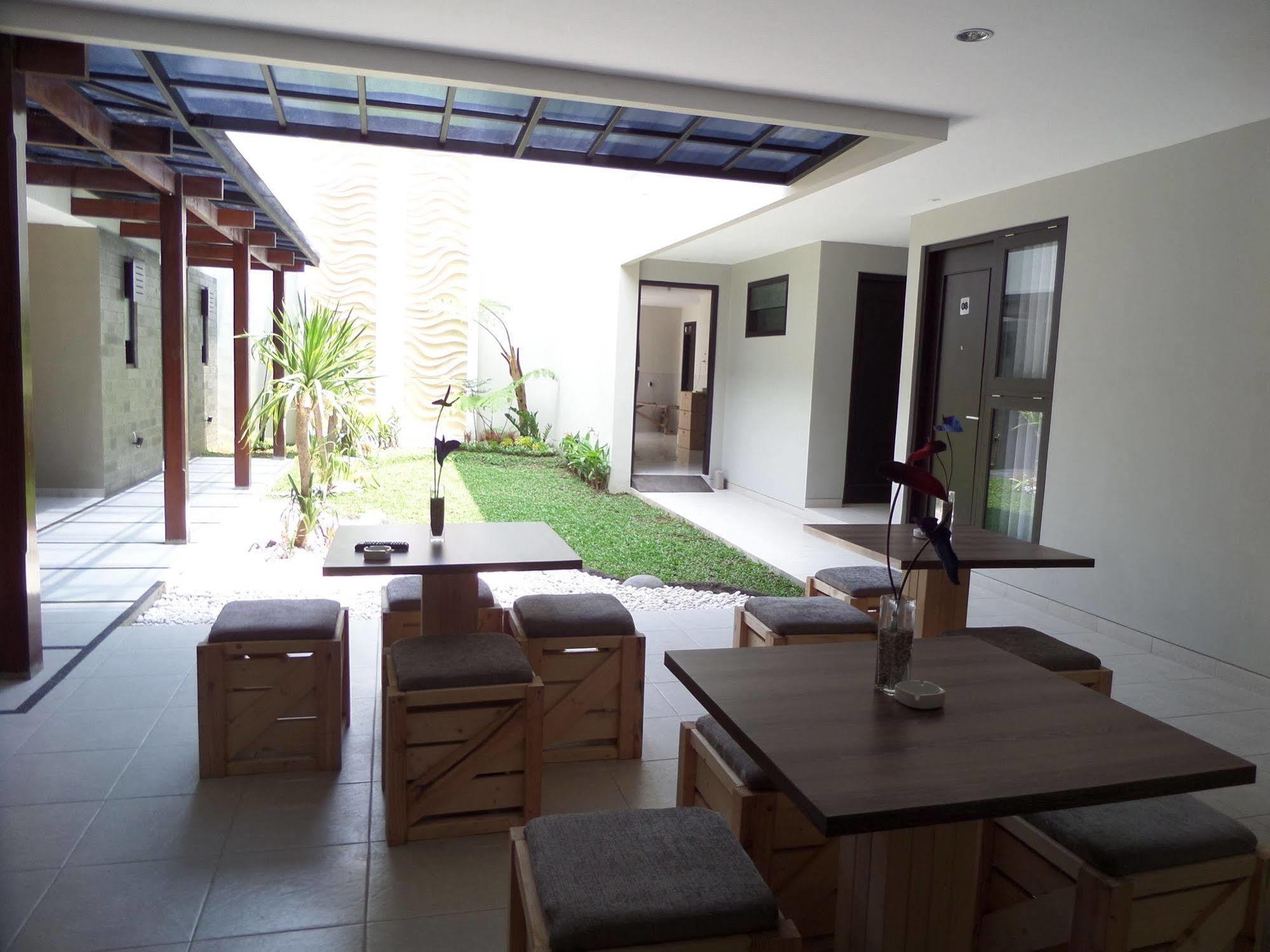 Shinta Guesthouse Malang Buitenkant foto